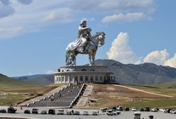 Памятник Чингиз-Хану в Улан-Баторе. Монголия.